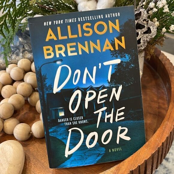 Allison Brennan. Don't Open the Door: A Novel - Picture 2 of 5